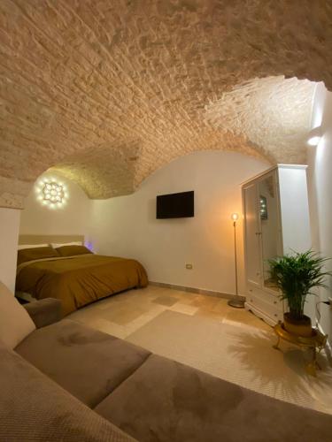 - une chambre avec un lit et un plafond en pierre dans l'établissement Dimora Le Volte Ostuni, à Ostuni