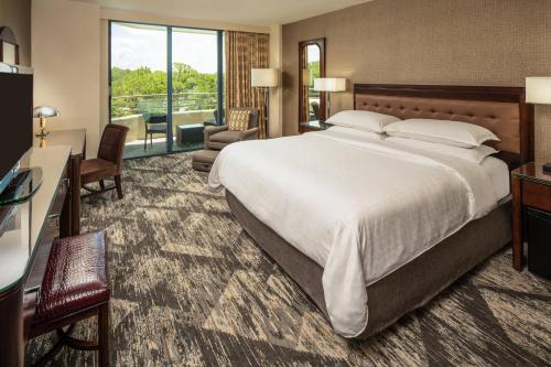 Säng eller sängar i ett rum på Sheraton Tampa Brandon Hotel
