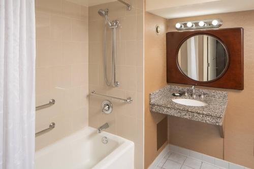 Ett badrum på Sheraton Tampa Brandon Hotel