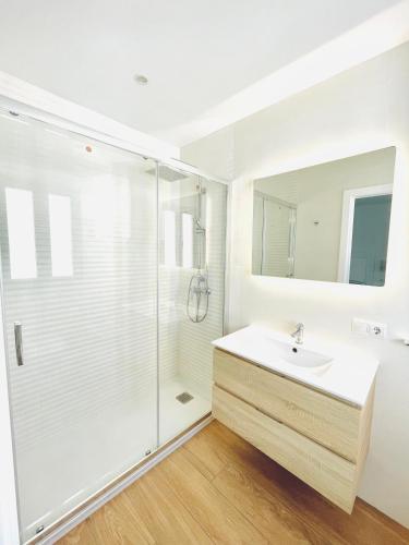 a bathroom with a sink and a shower at Apartamento Loft Lucena in Lucena
