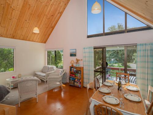 Χώρος καθιστικού στο Tui's Grove - Onemana Holiday Home