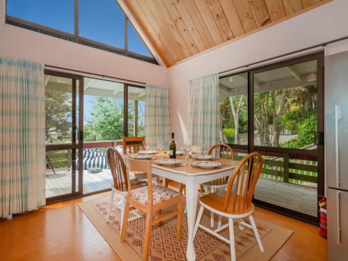 Μπαλκόνι ή βεράντα στο Tui's Grove - Onemana Holiday Home