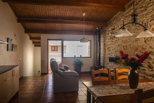 Cervera del MaestreにあるCasa Palmira. Casa de pueblo con encantoのキッチン、リビングルーム(テーブル、椅子付)