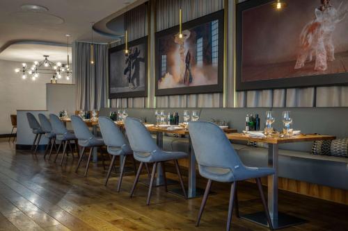 Un restaurante o sitio para comer en Radisson Blu, Basel