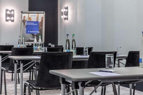 Un restaurante o sitio para comer en Radisson Blu, Basel
