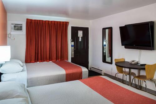 Un pat sau paturi într-o cameră la Motel 6-Fort St. John, BC