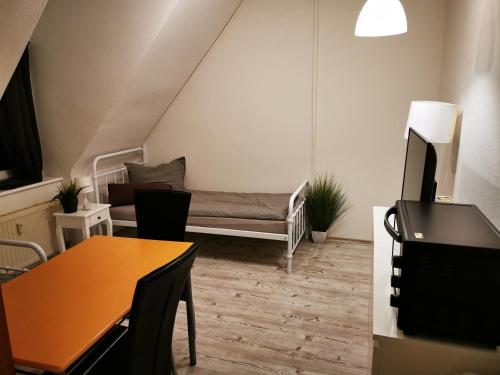 ein Wohnzimmer mit einem Sofa und einem Tisch in der Unterkunft Monteurzimmer Apartment Katlenburg-Lindau FairWohnen24 All-Inkl 24h Check-In in Katlenburg-Lindau