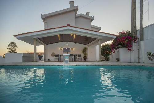 uma casa com piscina em frente a uma casa em Casa de Âncora em Vila Praia de Âncora