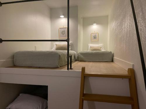 Ένα ή περισσότερα κρεβάτια σε δωμάτιο στο Lou-City Penthouse Suite! Savor Life with Hollyhock