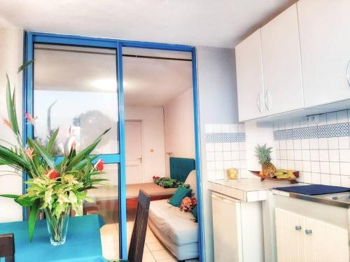 Kuchyň nebo kuchyňský kout v ubytování Superbe studio, à 20 mètres de la plage, accès direct Grande Plage Diamant