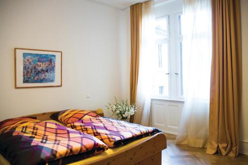 1 dormitorio con cama y ventana en Stadthaus Sinfonia, en Baden-Baden