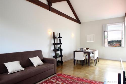 sala de estar con sofá y mesa en Oporto River and Ribeira Views, en Vila Nova de Gaia