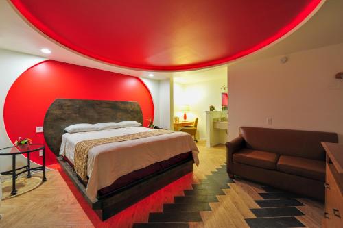 Postel nebo postele na pokoji v ubytování Romantic Inn & Suites
