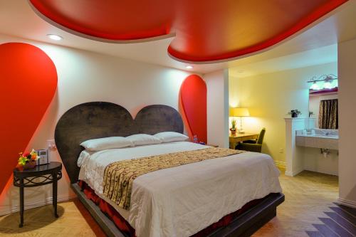 Postel nebo postele na pokoji v ubytování Romantic Inn & Suites