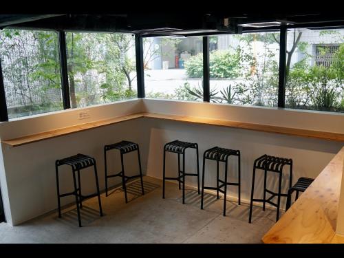 una fila di sgabelli in un bar in un ristorante di 9h nine hours Akasaka sleep lab a Tokyo