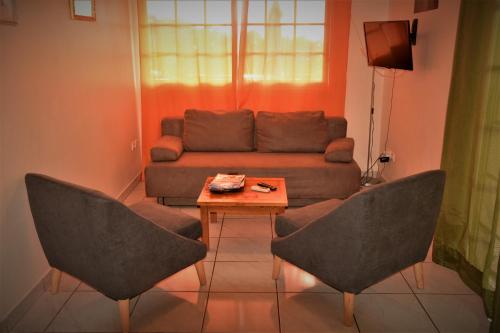 a living room with a couch and a table at Manava Tahara'a Home Stay in Mahina