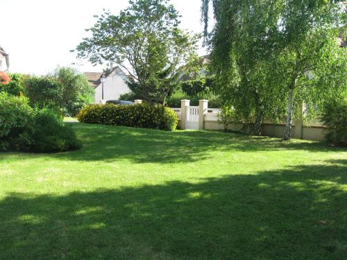 Room in House - F2 in suburban residence 30 km from Paris