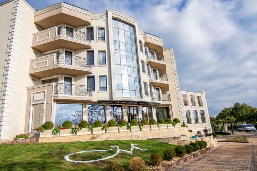 a building with a white horse in front of it at Mantar Spa Hotel in Marikostinovo