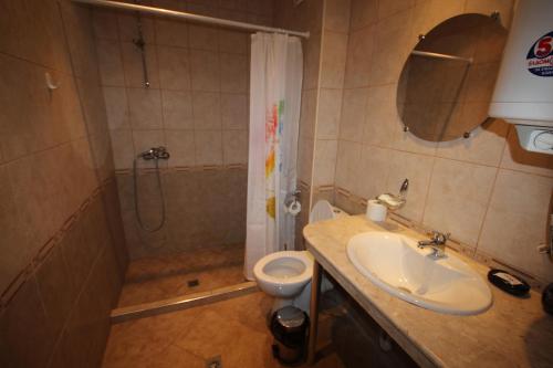 Ένα μπάνιο στο Vadim Apartments in Panorama Beach Vigo Nessebar