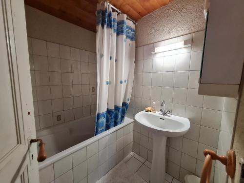 Kúpeľňa v ubytovaní Gîte Benet, 3 pièces, 4 personnes - FR-1-426-139