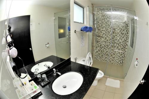 A bathroom at Sipadan Inn Service Apartments Semporna