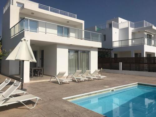 Coral Bay Villa 7, walking distance to the beach