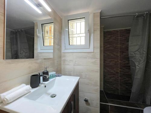 Vannas istaba naktsmītnē Riankour Central 90sqm apt in Panormou