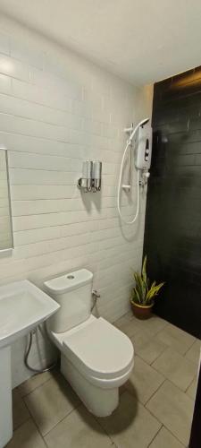 Un baño de Cube Bed Station & Tours Sdn Bhd