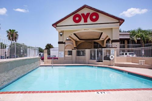 una piscina frente a un edificio wxyz en OYO Hotel McAllen Airport South en McAllen