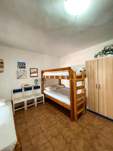 En eller flere senge i et værelse på Sea View Studio Armenistis Ikarias