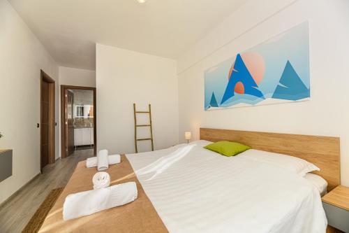 The Mountain Nest في براشوف: غرفة نوم بسرير كبير ولوحة على الحائط