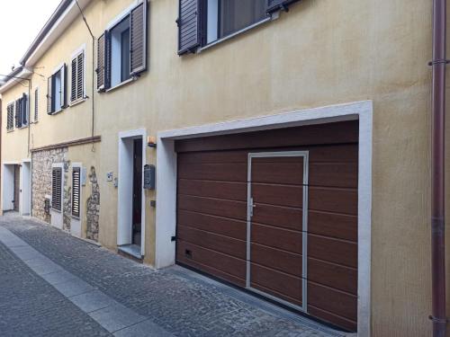 una porta del garage sul lato di un edificio di Casa di nonna Marianna a Baunei