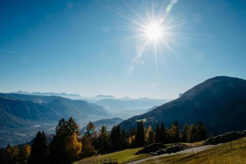 a sun shining over a valley in the mountains at Apartment Andreas - Gallhof in Vollan