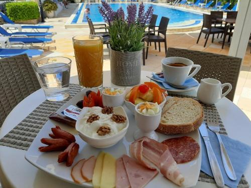Comida en o cerca de este apartahotel