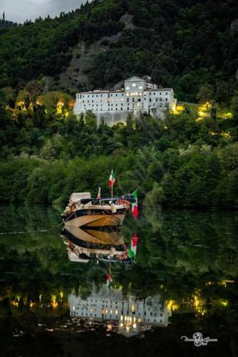 a boat in the water with a building in the background at L'altra casa 1933 in Rionero in Vulture