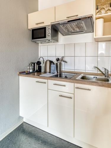 Η κουζίνα ή μικρή κουζίνα στο Limehome Kassel Motzstraße