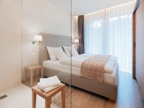 レンヴェークにあるApartment Appartement Comfort-3 by Interhomeのベッドルーム(大型ベッド1台、鏡付)