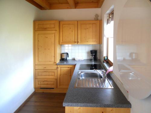 Kuchyň nebo kuchyňský kout v ubytování Holiday Home Auer-2 by Interhome