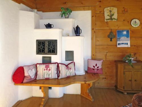 Zimmer mit einem Holztisch und einer Bank in der Unterkunft Apartment Geislhof - BMG195 by Interhome in Bramberg am Wildkogel