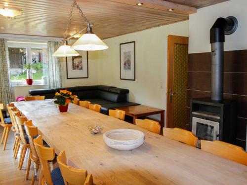 een eetkamer met een tafel en een open haard bij Holiday Home Bergfried - FUC150 by Interhome in Fusch an der Glocknerstraße