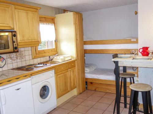 - une cuisine avec lave-linge et sèche-linge dans la chambre dans l'établissement Apartment Jardins Alpins 1 by Interhome, à Saint-Gervais-les-Bains