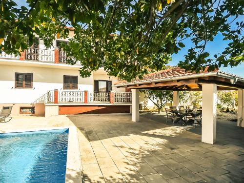Casa con terraza y piscina en Holiday Home Tuta by Interhome, en Polača