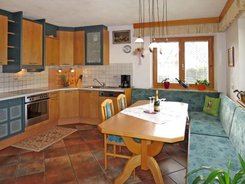 kuchnia z drewnianym stołem i jadalnią w obiekcie Apartment Marianne - FGZ163 by Interhome w mieście Hart im Zillertal
