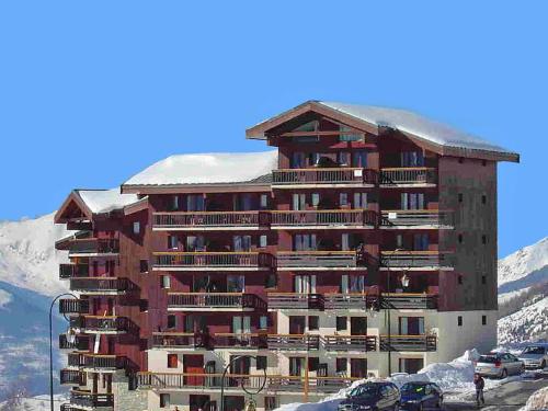 里蒙紐耶的住宿－Apartment Balcons D'Olympie-1 by Interhome，一座大建筑,位于一座白雪覆盖的山顶上
