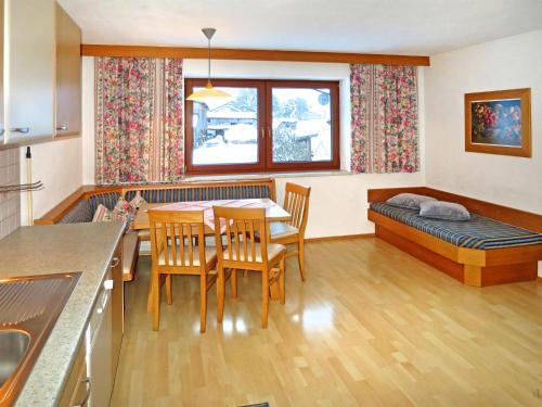 アシャウにあるApartment Haus Sonne - ZAZ683 by Interhomeのリビングルーム(ベッド1台、テーブル、椅子付)