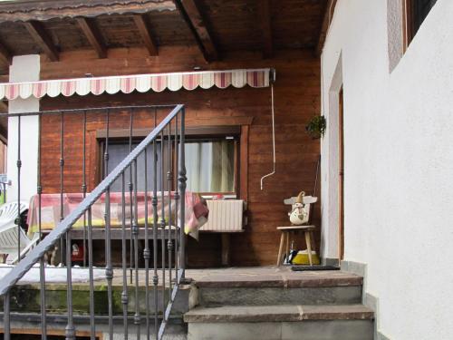 eine Veranda eines Hauses mit einem Tor in der Unterkunft Holiday Home Hexenhäusl - KAB115 by Interhome in Kaltenbach