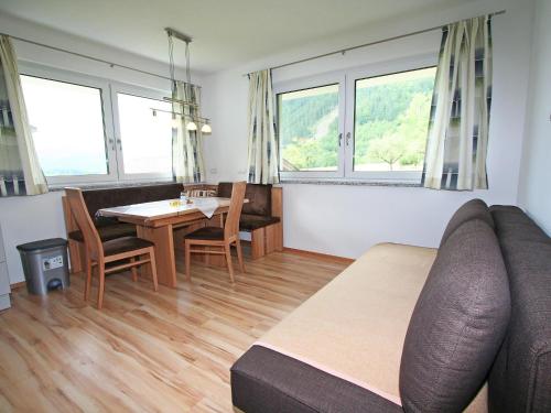 ein Wohnzimmer mit einem Sofa und einem Tisch in der Unterkunft Apartment Rosi-2 by Interhome in Werfenweng