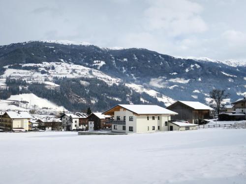カルテンバッハにあるApartment Luxner - KAB105 by Interhomeの山前の雪原町