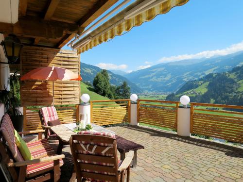 een balkon met een tafel en stoelen en uitzicht op de bergen bij Apartment Hanser - MHO759 by Interhome in Schwentlberg