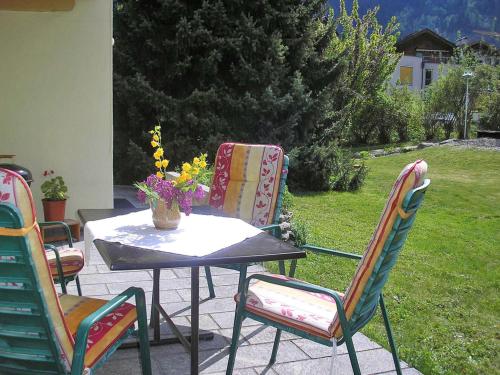 einen Tisch und Stühle auf einer Terrasse in der Unterkunft Apartment Eberharter - MHO154 by Interhome in Mayrhofen
